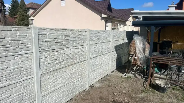 Po: hotový betónový plot s kamenným dekorom