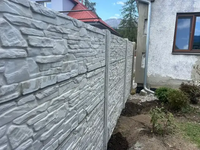Detail kamenného dekoru betónového plota