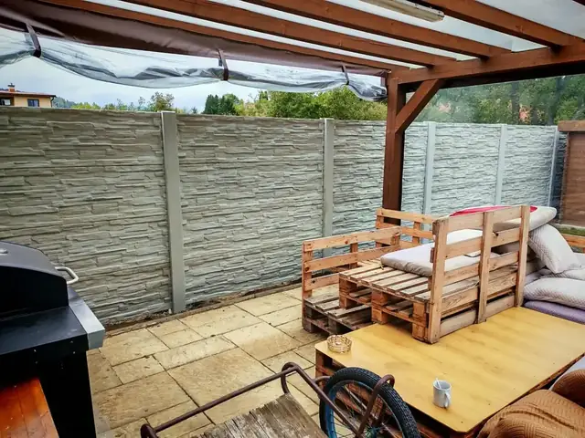 Betónový plot pri terase s pergolou