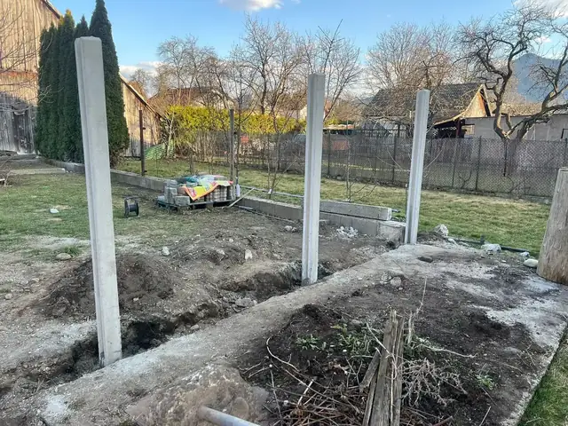 Výkopy a osadené stĺpiky na pozemku